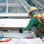 Travailleur de la construction portant un harnais de sécurité