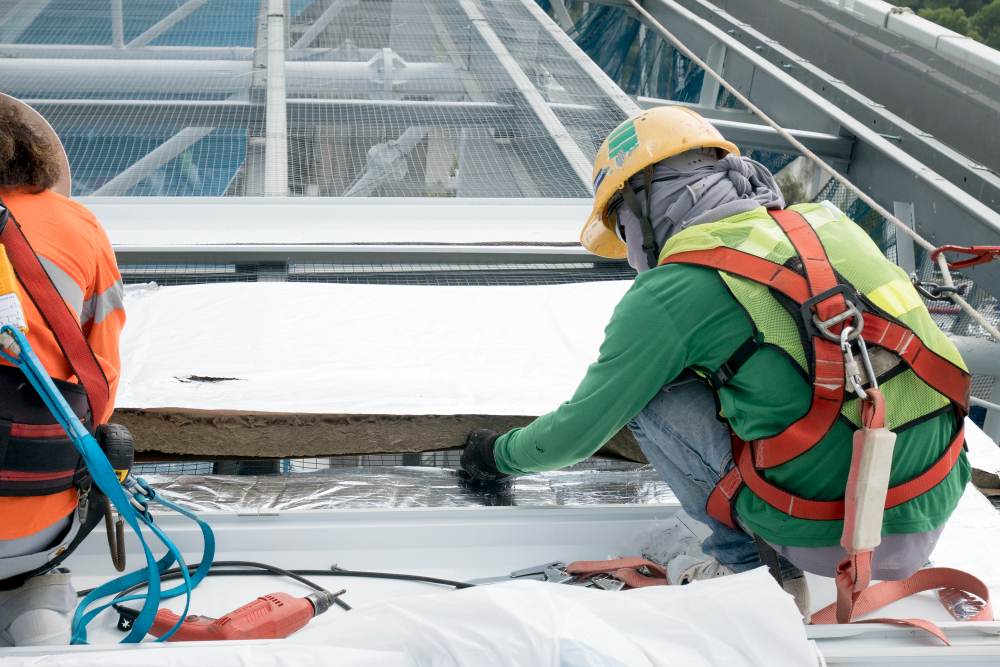 Travailleur de la construction portant un harnais de sécurité