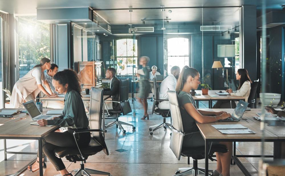 Hommes et femmes d'affaires travaillant dans des bureaux occupés 