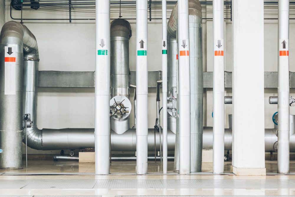 Conduites d'acier et câbles dans une usine