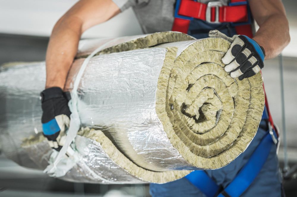 entrepreneur avec rouleau d'isolation en laine minérale