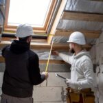 personnes travaillant avec des casques
