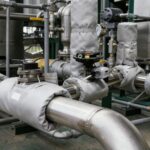 Vannes industrielles protégées à l'aide d'isolants gris attachés autour des ouvertures.